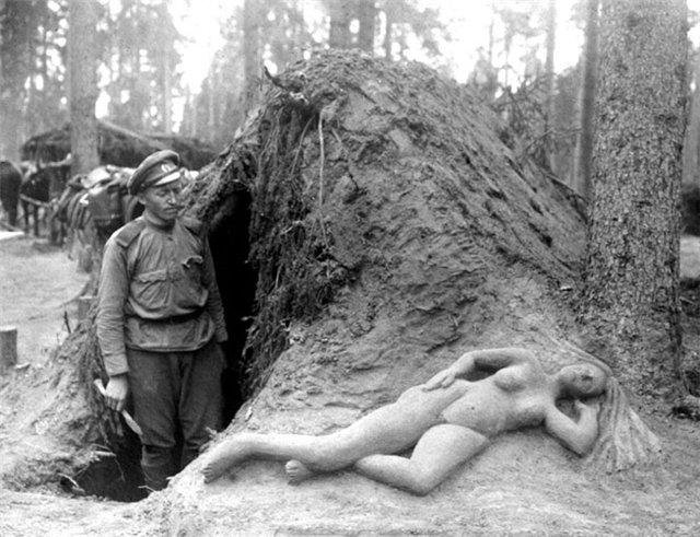 Разведчик Алексеев и его скульптура. 1917.jpg Разведчик Алексеев и его скульптура. 1917.jpg