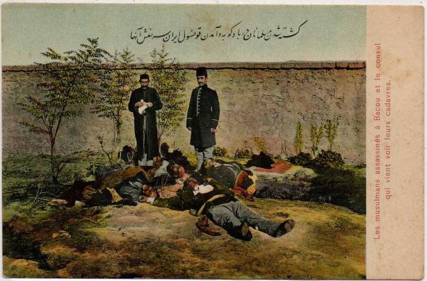Мусульмане убитые в Баку и консул прибывшии чтобы увидеть их тела. Почтовая открытка Ирана.jpg