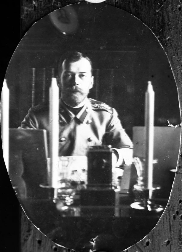 Николай II в своем кабинете, 1900.jpg