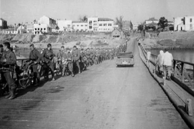 Фото 3. Немецкие войска и жители Витебска переправляются по свайному мосту построенному саперами Вермахта. Фото неизвестного немецкого солдата.jpg