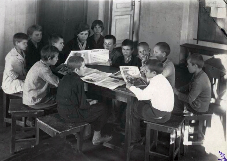 Кружок юных безбожников в специальной школе № 11 города Мурома, 1930-е годы.jpg