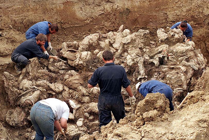 На раскопках братской могилы недалеко от Сребреницы. (Reuters / Kevin Coombs) с3.jpg