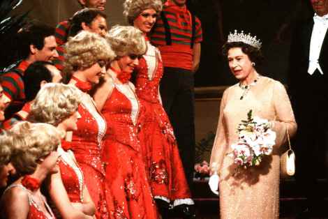 Елизавета II приветствует танцоров «Мулен Руж», 1981.