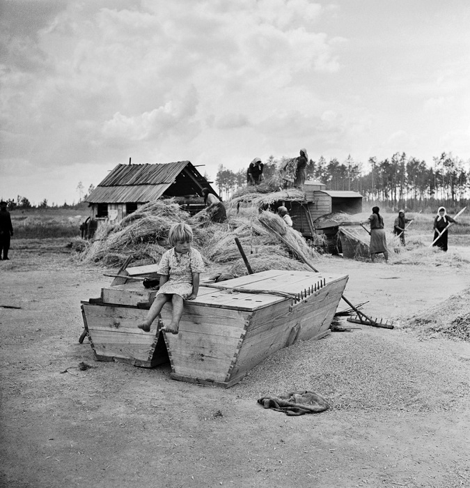 В деревне под Киевом, 1947.