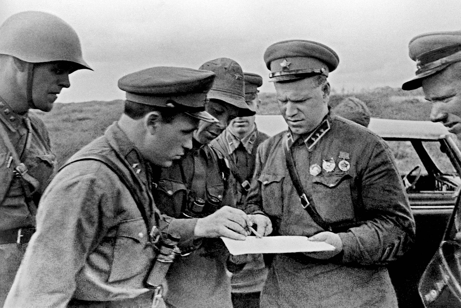 Совещание с командирами во время боев на Халхин-Голе.jpg Совещание с командирами во время боев на Халхин-Голе.jpg