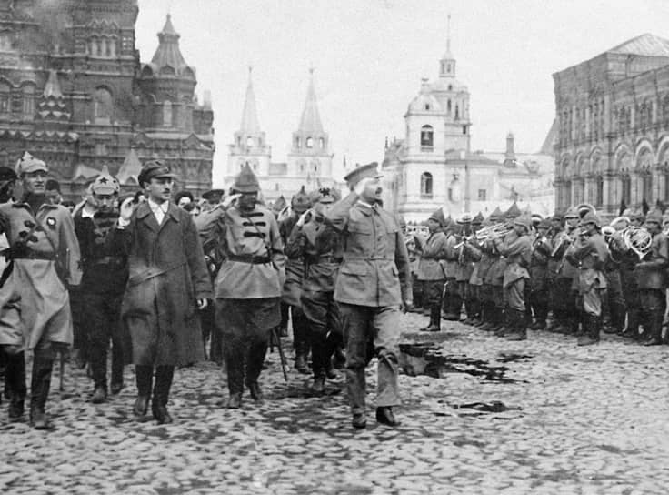 5 Лев Троцкии принимает парад на Краснои площади 1921.jpg