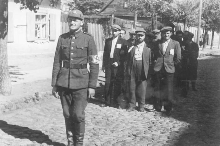 Литовский полицейский с пленными евреями, 1941 год. (wikipedia.org) 1.jpeg