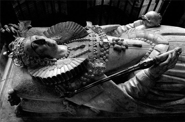 Надгробие королевы Елизаветы I Вестминстерском аббатстве (1).jpg