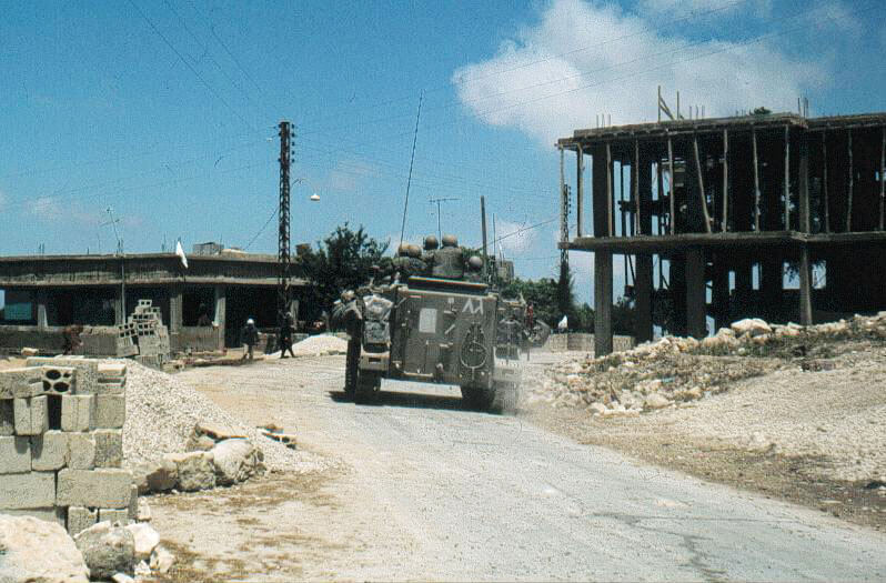 Израильскии бронетранспортер M113 в Ливане. Июнь 1982 года.jpg