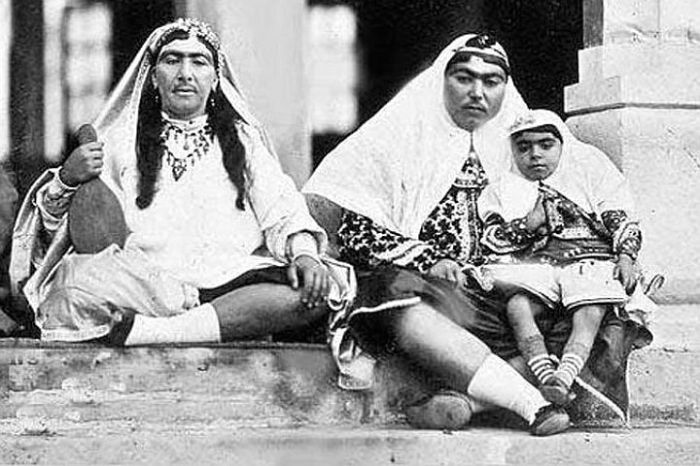 4 Несравненная Анис аль-Долех - любимая жена шаха (справа).jpg 4 Несравненная Анис аль-Долех - любимая жена шаха (справа).jpg