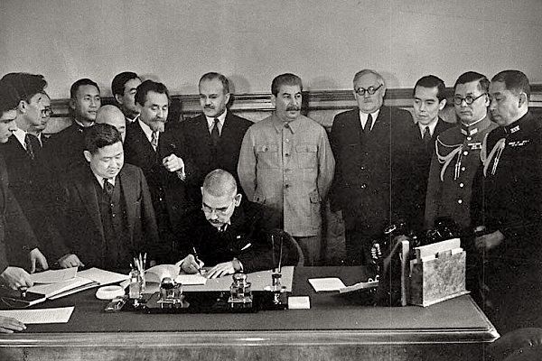 Подписание пакта о нейтралитете между СССР и Японией, 1941 год.jpg