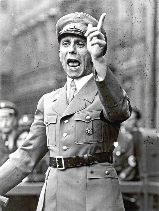 Йозеф Геббельс выступает на нацистском митинге, 1943 год