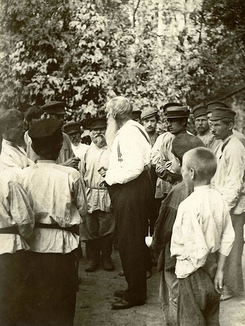 Лев Толстой среди крестьян, 1909 год. <br>