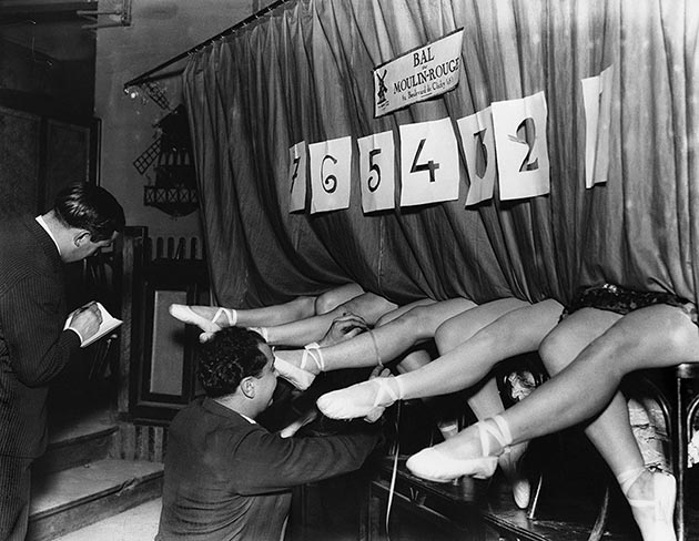 Эксперт измеряет ноги потенциальных танцовщиц, 1930. <br> <br>