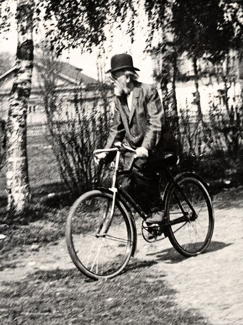 Циолковский на велосипеде.