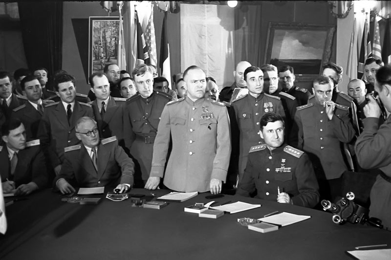На церемонии подписания акта о&nbsp;капитуляции Германии.