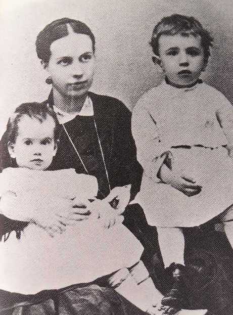 Софья Толстая с детьми Татьяной и Сергеем, 1867 г. (Wikimedia Commons) фото 2.jpg