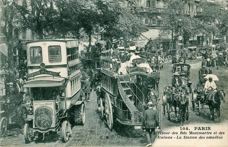 Парижская улица в начале ХХ века.png