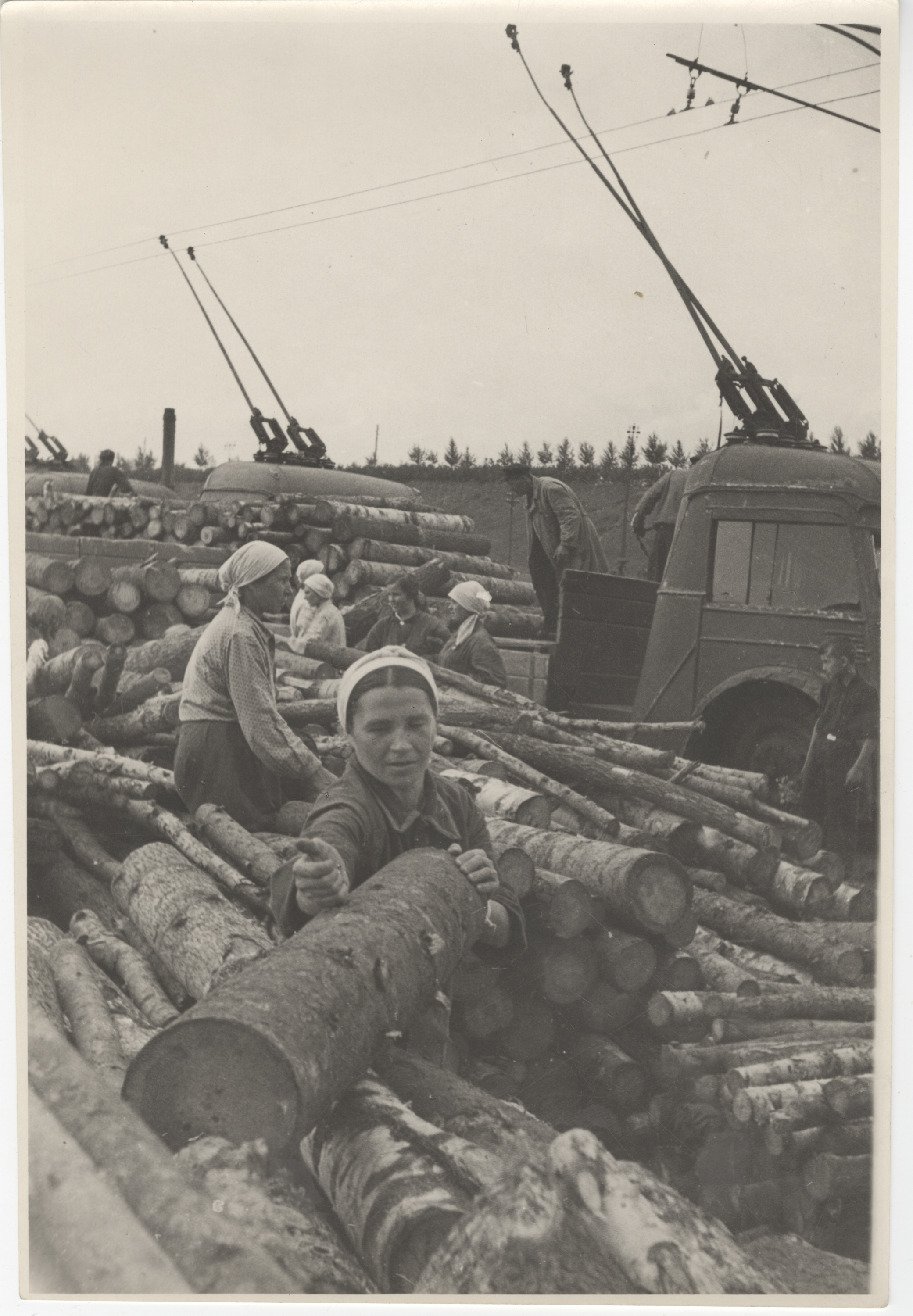 6) Жители Ленинградского района на грузовом участке Северного порта. Июль 1943 года. (Фото музеев Москвы).jpg.