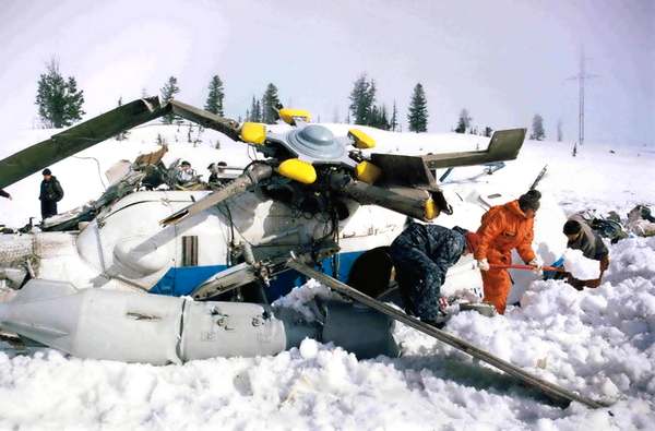 Официальная версия гибели вертолета с генералом Лебедем на борту вызывает доверие далеко не у всех. 29 апреля 2002 года.jpg