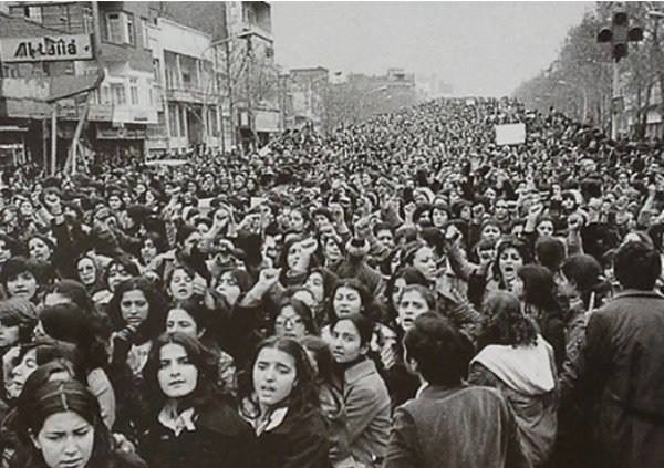 10. Иранские женщины протестуют против ношения хиджаба сразу после Исламской революции.jpg