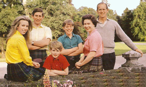 Слева направо: Анна, Чарльз, Эдуард, Эндрю, Елизавета, Филипп.jpg
