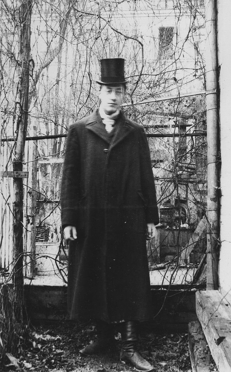 Н. С. Гумилев в Париже. Фотография Максимилиана Волошина, 1906 год.jpg