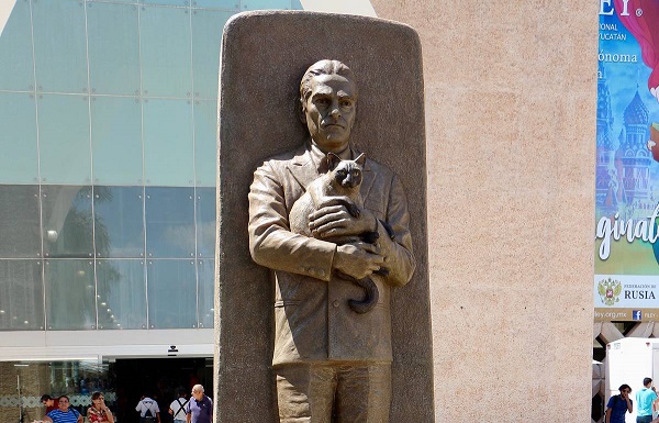 Памятник Юрию Кнорозову в Мексике. <br>