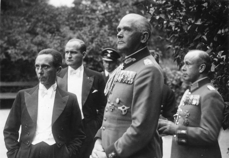 Вернер фон Бломберг и Йозеф Геббельс, 1937 год.jpg