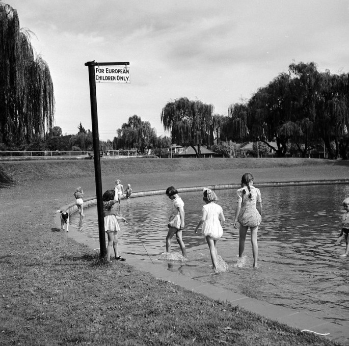 Фото 4. 1956 белые дети в пруду только для белых детей.jpg Фото 4. 1956 белые дети в пруду только для белых детей.jpg