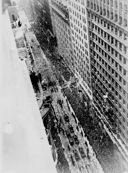 Фото 11. Бродвей 1928. Парад в честь первого трансатлантического перелета.jpg