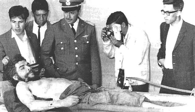Боливийские офицеры рассматривают тело убитого Эрнесто Че Гевары, 1967 год.jpg