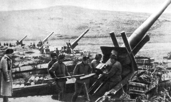 Советская артиллерия ведет огонь по вражеским укреплениям.jpg
