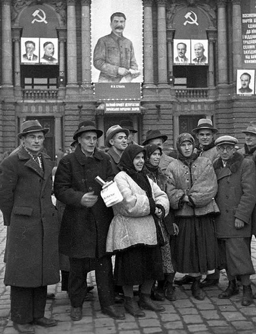 Советские делегаты Львова. Фотография 1940 года. <br>