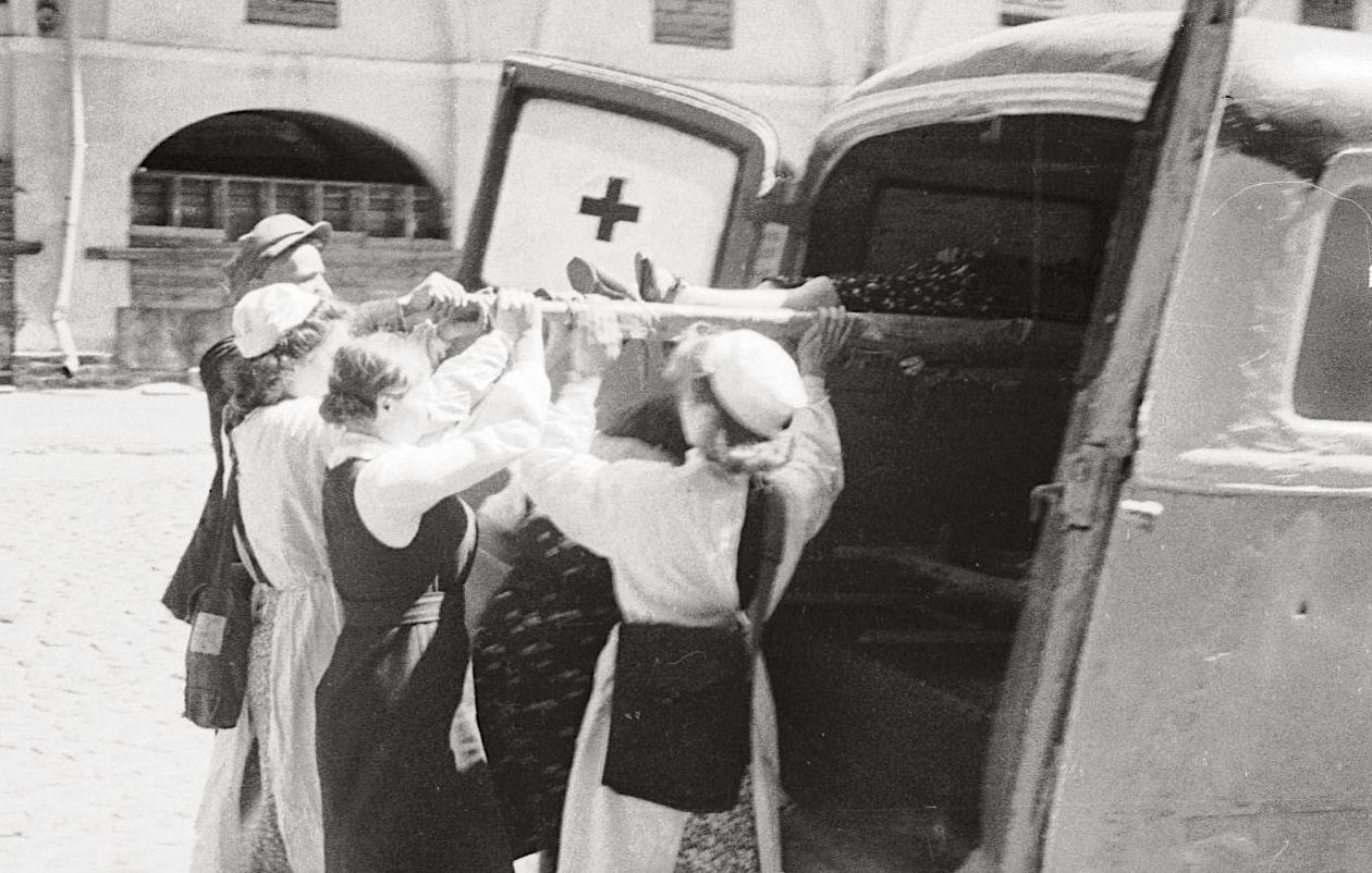 Эвакуация женщины на машине скорой помощи. (waralbum.ru) ФОТО 3.jpg