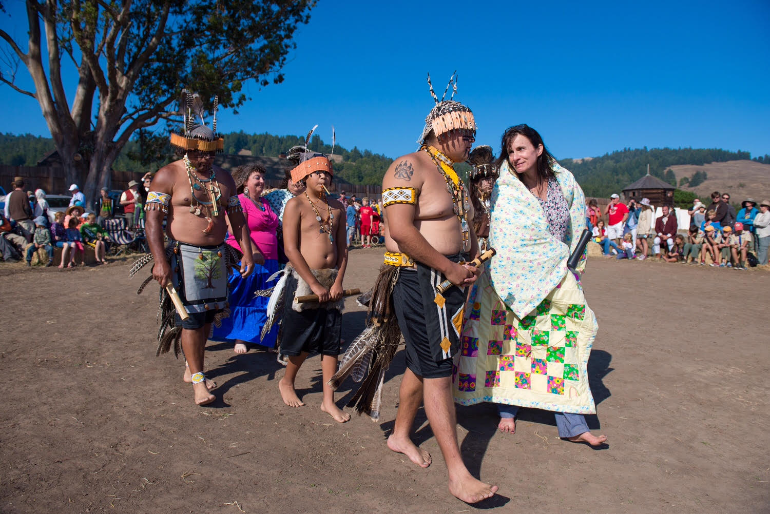 Сара Свидлер получает в подарок традиционное одеяло племени Кашайя Помо.jpg