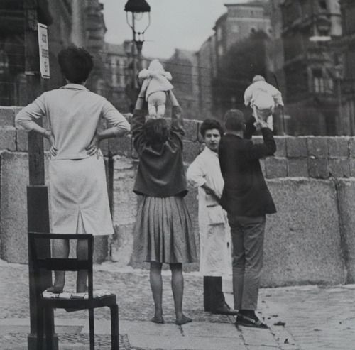 Жители западного Берлина показывают детей родителям, которые живут в восточной части.jpg