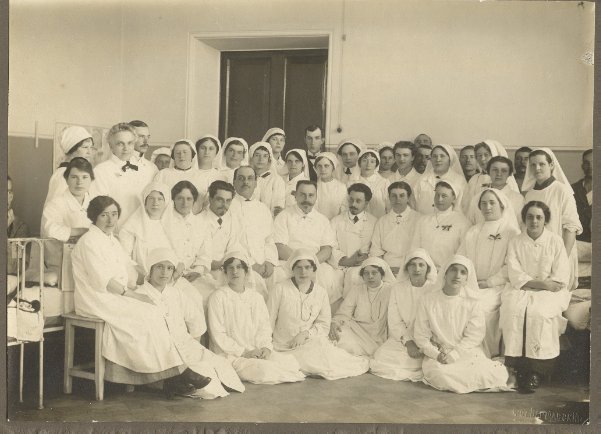 Вишневский с сестрами милосердия. 1915 год