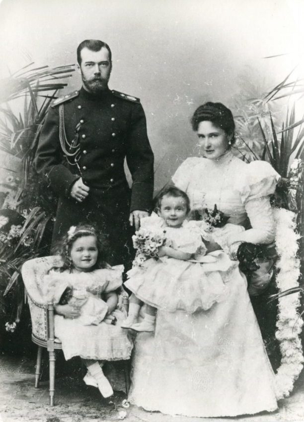 Николай II и императрица Александра Федоровна с дочерьми.jpg