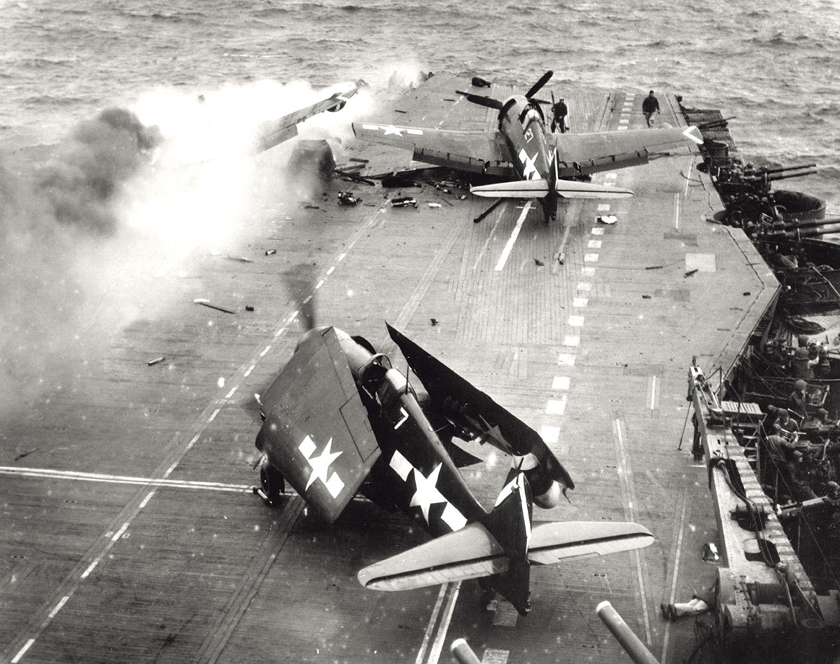 Фото 5 Результат удара камикадзе по палубе авианосца Саратога 21.02.1945 (BuzzFeed News).jpg