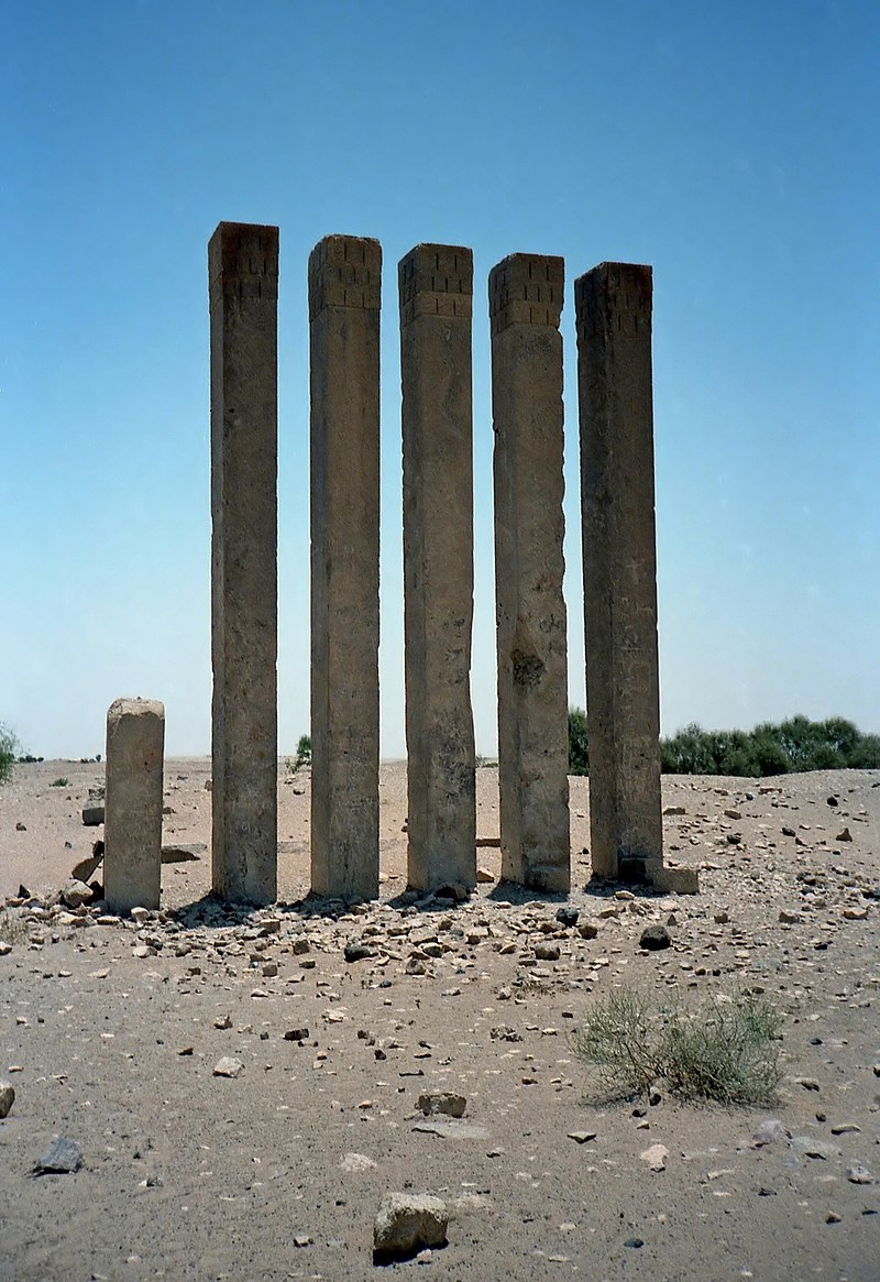 Руины сабейского храма около сабейской Мариба. (wikipedia.org) Руины сабеиского храма около сабеискои Мариба..jpg