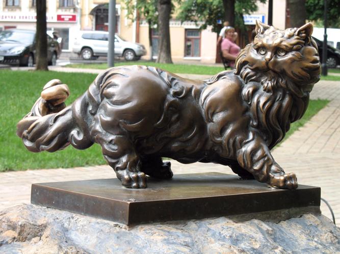 Скульптура кота Пантелеймона. <br>