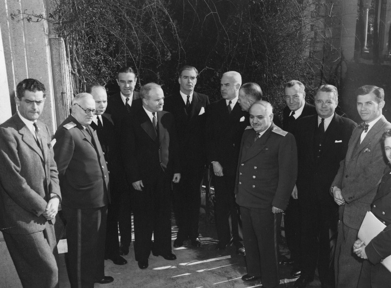 Дипломаты во время Ялтинской конференции.jpg