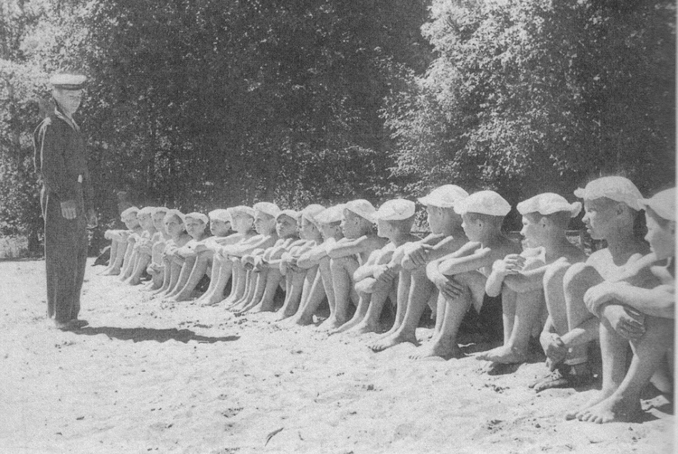ф7 В летнем лагере. Перед купанием. 1950 г. .png