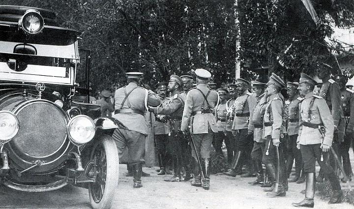 Свастика на капоте автомобиля Николая II, 1913.