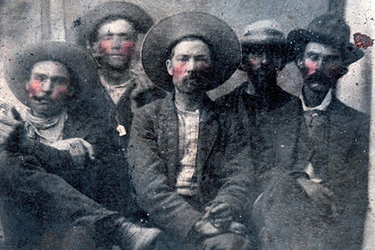 Фотография на которой изображены вместе Билли Кид и Пэт Гаррет (2 августа 1880 года) Источник: lenta.ru