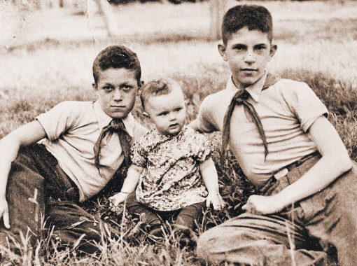 Юный пионер Кобзон (на снимке крайний слева) с сестрой Геленой и братом Эмануилом. Краматорск Донецкой области Украины, пионерлагерь «Пчелкино», 1949 г. Фото из личного архива Иосифа Кобзона.