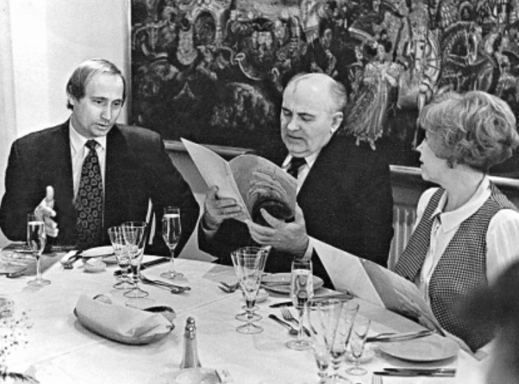 Владимир Путин, Михаил и Раиса Горбачевы. (pinterest.com) Снимок экрана 2019-12-05 в 12.10.08.png