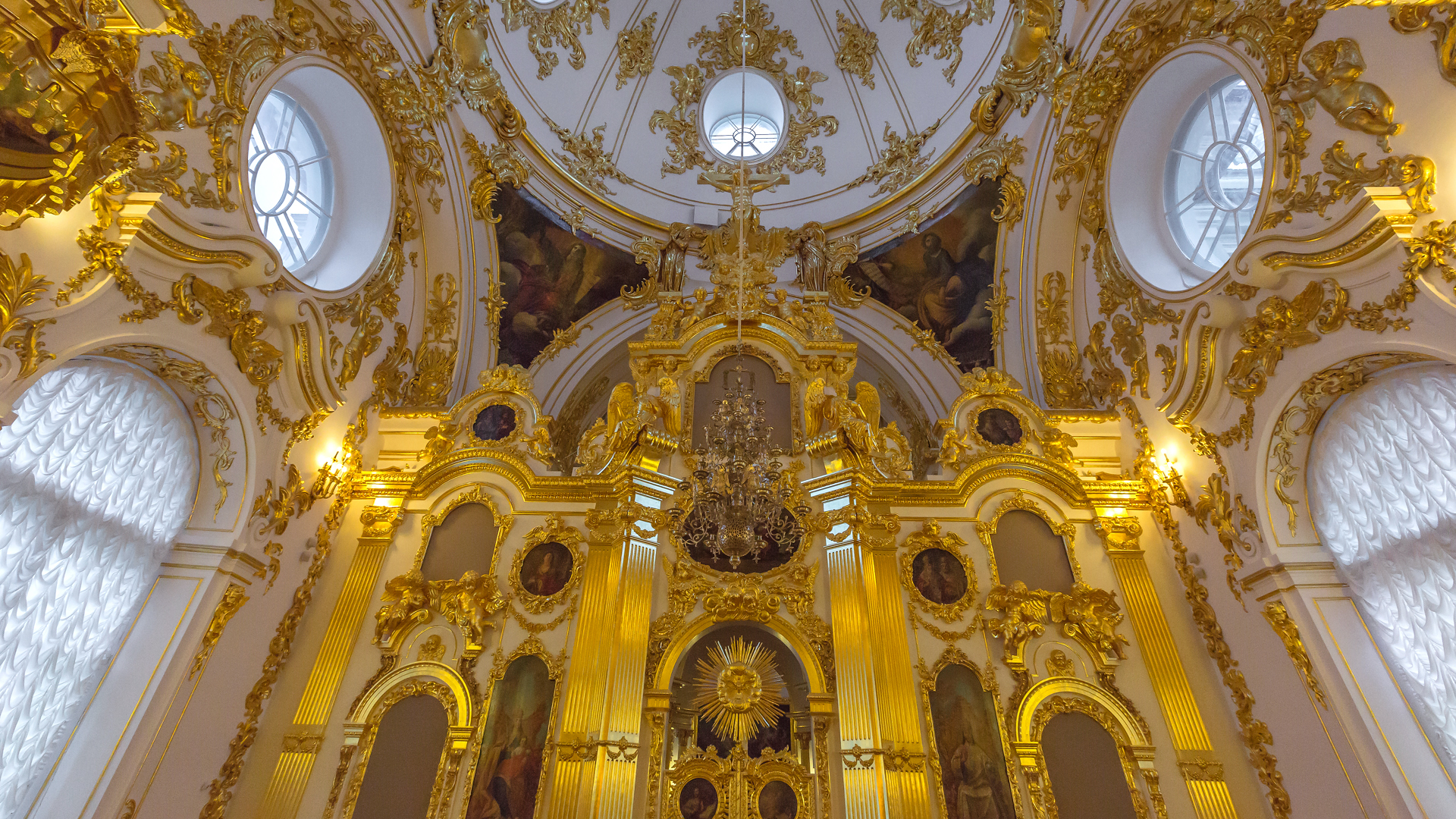 Внутренний вид Большой церкви Зимнего дворца.jpg