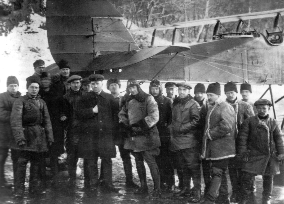 Николай Поликарпов с сотрудниками.jpg Николай Поликарпов с сотрудниками.jpg